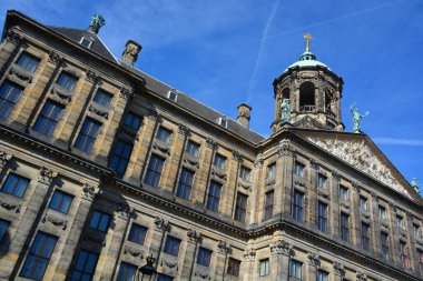 AMSTERDAM NETHERLAND 10 03 15: Amsterdam Kraliyet Sarayı Hollanda 'daki parlamento kararıyla hükümdarın emrine verilen üç saraydan biridir.. 