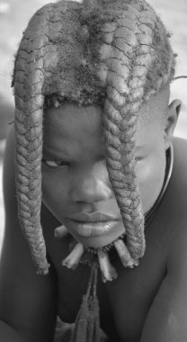 Khorixas, Namibya 09 Ekim 2014: Tanımlanamayan çocuk Himba kabilesi. Himba, Güney-Batı Afrika 'nın Kunene bölgesinde, Kuzey Namibya' da yaşayan yerli halktır. 