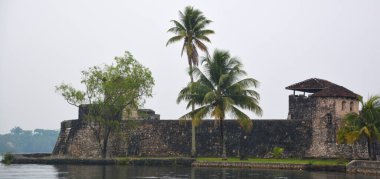 The Castillo de San Felipe de Lara, Guatemala 'nın doğusundaki Izabal Gölü' nün girişinde bulunan İspanyol sömürge kalesidir..