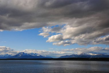 Puerto Natales, Şili Patagonya 'da bir şehirdir. = = Coğrafya = = Puerto Natales, Natales ili 'nin başkenti ve Itima Esperanza ili' nin (İspanyolca 