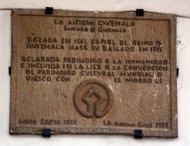 ANTIGUATEMALA MAYIS 02 2016: Antigua Guatemala ya da Antigua 'nın UNESCO işareti Guatemala' nın orta dağlık kesimlerinde İspanyol Barok etkisindeki mimarisi ile ünlü bir şehirdir. 