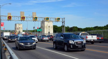 MONTREAL QUEBEC CANADA 06: 12: Montreal trafiği Jacques Köprüsü 'nde Montreal sürücüleri kentte gidip gelen trafik baş ağrılarıyla başa kalmalıdır..