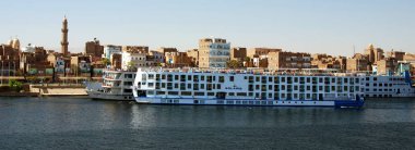 ASWAN EGYPT 25 NOV 2008: Aswan, Mısır yakınlarındaki Nil nehrinde turist botu. Turizm Mısır 'ın en önemli sektörlerinden biridir. 2008 yılında Mısır 'ı 12,8 milyondan fazla turist ziyaret etti