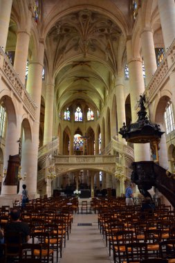 Paris, Fransa - ünlü Notre Dame katedrali iç mekan manzarası. UNESCO Dünya Mirası Alanı. Paris, Fransa, Ekim 04, 2014