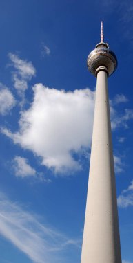 Berlin Almanya 09: 25: Fernsehturm (Televizyon Kulesi) Alexanderplatz 'da bulunmaktadır. Kule 1965 ve 1969 yılları arasında eski Alman Demokratik Cumhuriyeti tarafından inşa edilmiştir.