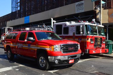 New York City 27 Ekim 2013: Fdny Tower Ladder 5 kamyoneti, Manhattan, Otc 27, 2013. Fdny dünyanın en büyük Ateş ve Ems sağlayıcısı.