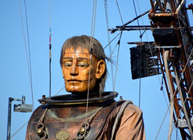 Montreal QUEBEC CANADA 1905: Montreal caddesinde yürüyen dev derin deniz dalgıcı Royal De Luxe şirketi Nantes France tarafından yapılan 375. yıldönümü için