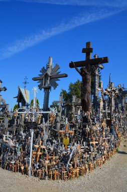 Siauliai, Litvanya 15 Eylül 2015: Litvanya bayrağı ve 400.000 'den fazla haç ve haçlı tepe manzarası, 1800' lere çapraz iz bırakma geleneği olduğu düşünülen