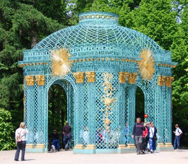 Almanya 'daki modern binadaki turistler