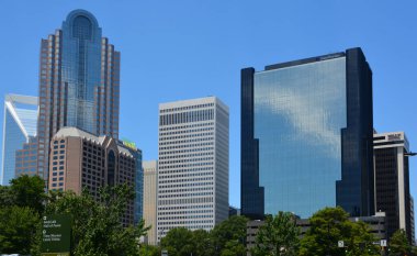 Charlotte Nc Usa 24 Haziran 2016: Charlotte 'daki Duke Enerji Merkezi gökdelendir, Charlotte' taki en büyük binaydı (kare olarak), Charlotte 'taki en yüksek ikinci binaydı.