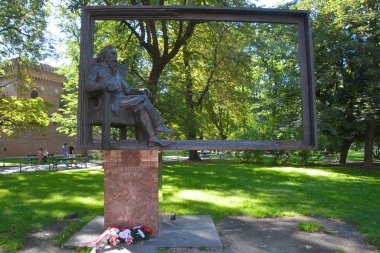 KRACOW POLAND 09 10 17: Jan Matejko anıtı Polonya 'nın en büyük ressamlarından ve Krakow' un en sevilen oğullarından birine saygılarını sunuyor.