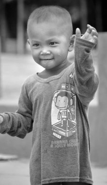 Phnom Phen, Kamboçya 23 Mart 2013: Sadece Phnom Phen, Kamboçya 'da tanımlanamayan sokak çocukları poz veriyor. Sadece Phnom Penh' de 10 ila 20 bin arasında çocuk yaşıyor ve sokaklarda çalışıyor.