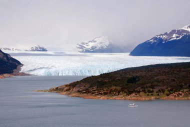 Perito Moreno Buzulu, Arjantin 'in Santa Cruz eyaletindeki Los Glaciares Ulusal Parkı' nda bulunan bir buzuldur. Patagonya 'nın en önemli turistik merkezlerinden biridir.