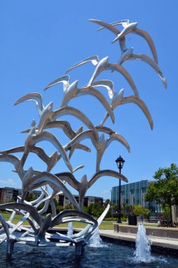 CHARLESTON SC ABD 06: 24 2016: Gadsdenboro Waterfront Park ve Charleston limanı manzaralı. Çeşme Douwe Blumberg tarafından tasarlandı ve uçan kuşları taklit ediyor.. 