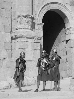 25 Kasım 2009 'da Ürdünlü erkekler, Ürdün' ün başkenti Jerash 'ta bir Roma ordusunun yeniden canlandırma gösterisi sırasında Romalı asker gibi giyindiler.