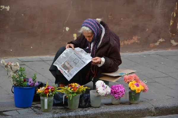 Lviv Ukraine Babushkas Senhora Velha Vendendo Flores Mercado Centro Cidade — Fotografia de Stock