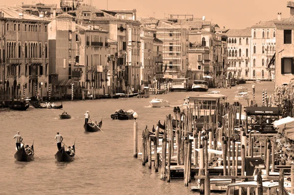 ヴェネツィア 6月12 6月のグランド運河12 2011でヴェネツィア イタリア ヴェネツィアは イタリア北東部の118の小さな島のグループに位置する都市です ヴェネツィアには毎年2000万人以上の観光客が訪れます — ストック写真