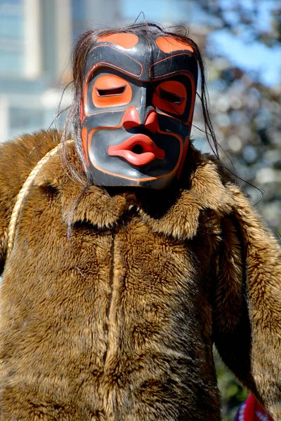 Вікторія Канада Червня 2015 Року Індіанська Людина Традиційному Одязі Дерев — стокове фото