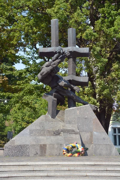 Lviv Ukraine 共産犯罪の犠牲者への記念碑 ソ連の権力とスターリン体制の犠牲者となった何百万人もの無実の人々への歴史的な記念碑です — ストック写真