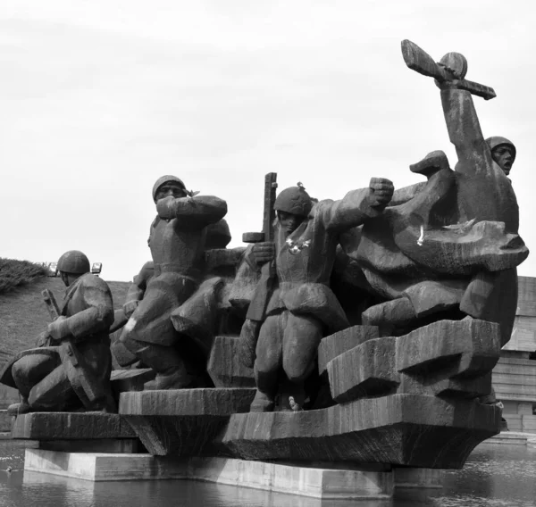 Kiev Ukraine Rzeźby Przedstawiają Odważną Obronę Granicy Sowieckiej Przed Inwazją — Zdjęcie stockowe