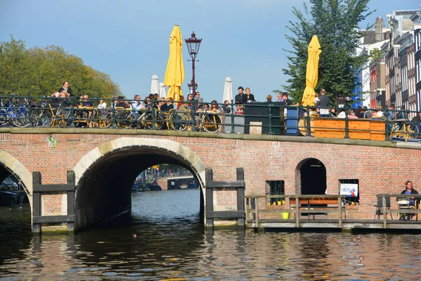 Amsterdam Niderlandy Październik 2015 Most Kanałowy Amsterdamie Został Nazwany Wenecją — Zdjęcie stockowe