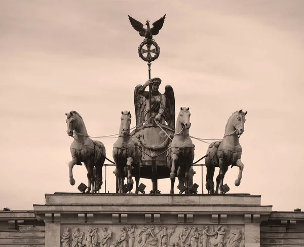 Berlin Németország Brandenburgi Kapu Egy Századi Neoklasszikus Emlékmű Berlinben Frigyes — Stock Fotó