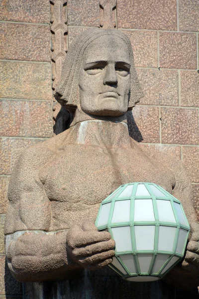 Helsinki Finland Сентября 2015 Статуи Держащие Сферические Лампы Центральном Железнодорожном — стоковое фото