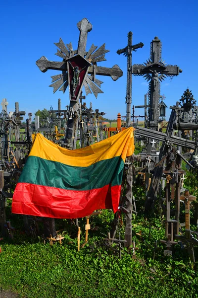 Siauliai Lituânia Setembro 2015 Bandeira Lituânia Vista Morro Cruzes Com — Fotografia de Stock