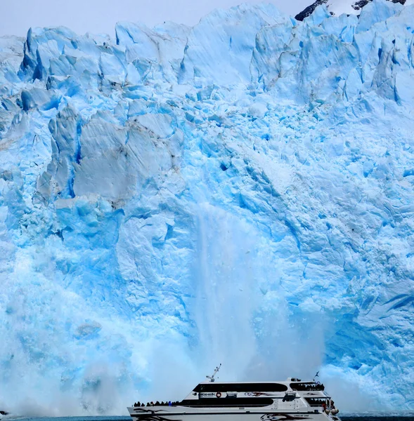 Perito Moreno Glacier Argentina 11月17 グラシアレス国立公園で11月17日にペリト モレノ氷河の前にボート パタゴニア アルゼンチン — ストック写真