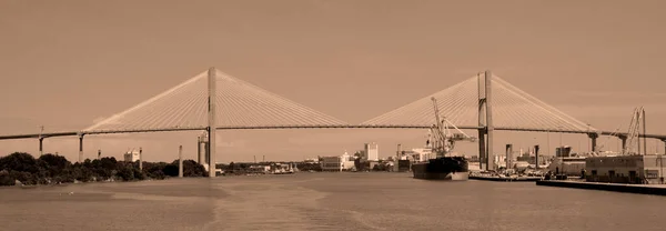 サバンナ ジョージア06 タルマッジ記念橋は アメリカのサバンナ川に架かる橋で ジョージア州サバンナ中心街とハッチンソン島の間にある — ストック写真