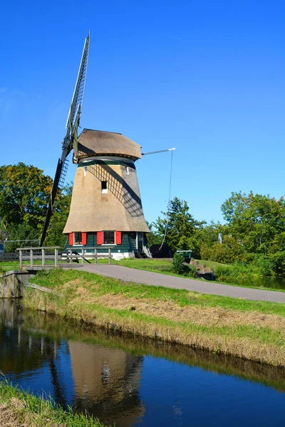 Edam Netherland 2015年10月01日 エダムの風車は オランダ北西部 オランダ北部の州にある都市です エダムはヴォレンダムと合わせてエダム ヴォレンダムの自治体を形成する — ストック写真