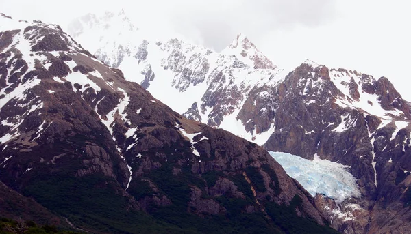 アルゼンチンとチリの国境にあるパタゴニアのロス グラシアレス国立公園にあるモンテ フィッツ ロイ山の風景 チャルテン村近くの南パタゴニア氷原に位置する — ストック写真
