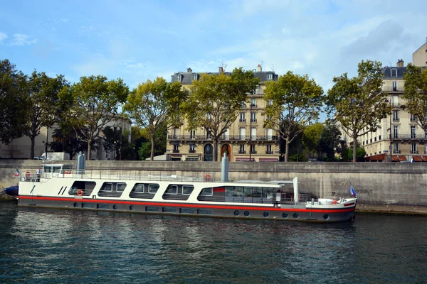 Loď Řece Seine Paříži Francie — Stock fotografie