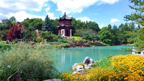 Traditionell Kinesisk Trädgård Med Damm Solig Dag — Stockfoto