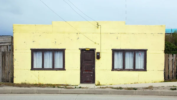 プエルトナタレスの典型的なパタゴニアの家11 プエルトナタレスの典型的なパタゴニアの家はチリの最南端にある都市です プエルト ナタレスは州内唯一の都市である — ストック写真