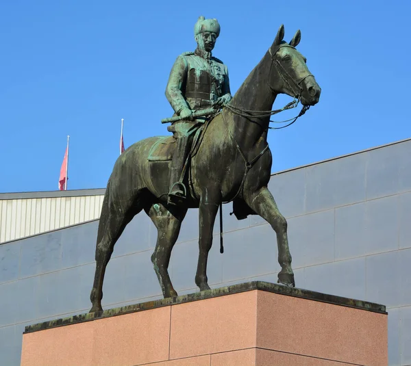 Helsinki Finland Άγαλμα Mannerheim Μπροστά Από Kiasma Μουσείο Μοντέρνας Τέχνης — Φωτογραφία Αρχείου