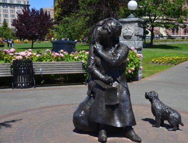 Victoria Bc Canada 22 Haziran 2015: Ünlü Kanadalı sanatçı Emily Carr 'ın anısına yapılan bronz heykel, Victoria' nın ünlü vatandaşının memleketinde heykeltıraş Barbara Paterson tarafından anılmasını sağladı.