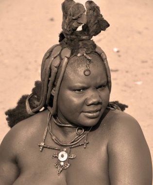 Swakopmund, Namibya 09 Ekim 2014: Himba kabilesi gelen kimliği belirsiz bir kadın. Himba çoğu Kuzey Namibya Güneybatı Afrika'da üzerinde 09 Ekim 2014: Kunene bölgesinde yaşayan yerli halkların
