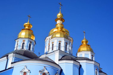KIEV UKRAINE 09 04 17: Aziz Michael Altın Kubbe Manastırı işlevsel bir manastır. Manastır, Aziz Sophia Katedrali 'nin kuzeydoğusundaki Dinyeper Nehri' nin sağ kıyısında yer almaktadır..