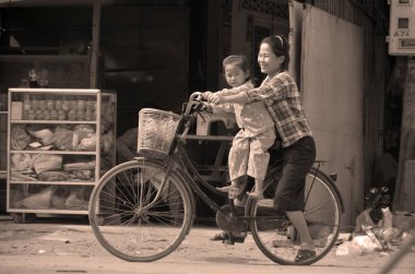 Phnom Phen, Kamboçya 23 Mart 2013: Sadece Phnom Phen, Kamboçya 'da tanımlanamayan sokak çocukları poz veriyor. Sadece Phnom Penh' de 10 ila 20 bin arasında çocuk yaşıyor ve sokaklarda çalışıyor.