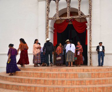 Santa CRUZ GUATEMALA MAYIS 03 2016: Kilisenin çıkışındaki Maya halkının portresi. Maya halkı hala Guatemala 'daki nüfusun çoğunluğunu oluşturuyor..