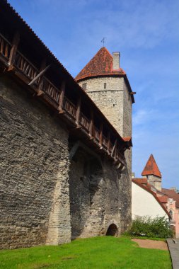 TALLINN, ESTONYA - 18 Eylül 2015: Nunna, Sauna ve Kuldjala kulelerini birbirine bağlayan duvar ortaçağ istilacılarına karşı kasabayı koruduğunu hayal etmek için.