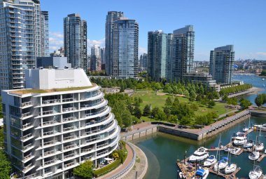 Vancouver Bc Canada 27 Haziran 2015: Vancouver 'ın merkezindeki Vancouver şehri. Ticari, ticari, kültürel, finans, hükümet ve eğlence merkezidir.