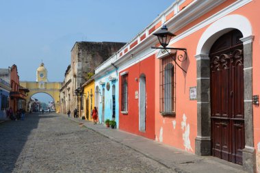 ANTIGUATEMALA MAY 02 2016: Antigua Guatemala ya da Antigua, Guatemala 'nın orta dağlık kesimlerinde İspanyol Barok etkisindeki mimarisi ile ünlü bir şehirdir. 