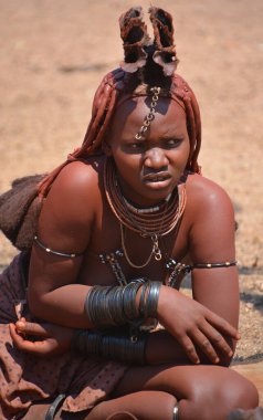 Khorixas, Namibya 09 Ekim 2014: Tanımlanamayan kadın Himba kabilesi. Himba, Güney-Batı Afrika 'nın Kunene bölgesinde, Kuzey Namibya' da yaşayan yerli halktır. 