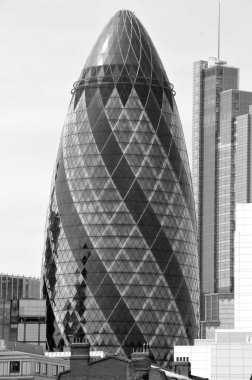 Londra 1 Haziran: Modern 30 St Mary Axe 1 Haziran 2012 'de Londra, Uk' ta. İsviçre Re Binası ya da Gherkin, 1992 yılında geçici Ira tarafından yerleştirilen bir bombayla hasar görmüştür..