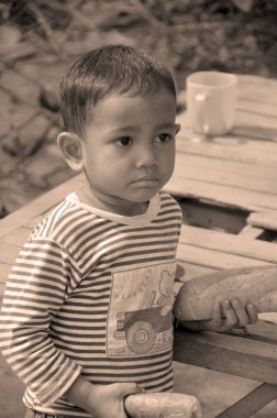 Phnom Phen, Kamboçya 23 Mart 2013: Sadece Phnom Phen, Kamboçya 'da tanımlanamayan sokak çocukları poz veriyor. Sadece Phnom Penh' de 10 ila 20 bin arasında çocuk yaşıyor ve sokaklarda çalışıyor.