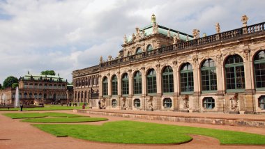DRESDEN SAXONY GERMANY 25 Mayıs 2010: Zwinger, Almanya 'nın Dresden şehrinde Barok tarzında inşa edilmiş ve saray mimarı Matthaus Daniel Poppelmann tarafından tasarlanmış bir saray. Portakallık görevi gördü.