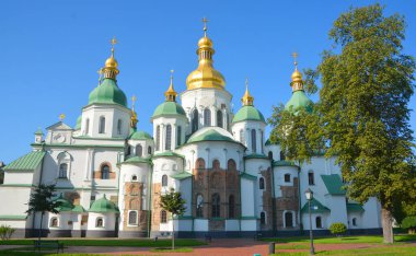 KIEV UKRAINE 09 04 04 17: Kiev 'deki Aziz Sophia Katedrali, Kievan Rus mimarisinin bir anıtıdır. Katedral, şehrin en bilinen simgelerinden biri ve Ukrayna 'nın ilk miras yeri..