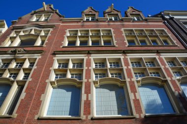 Amsterdam 'da tipik bir Hollandalı evi cephesi